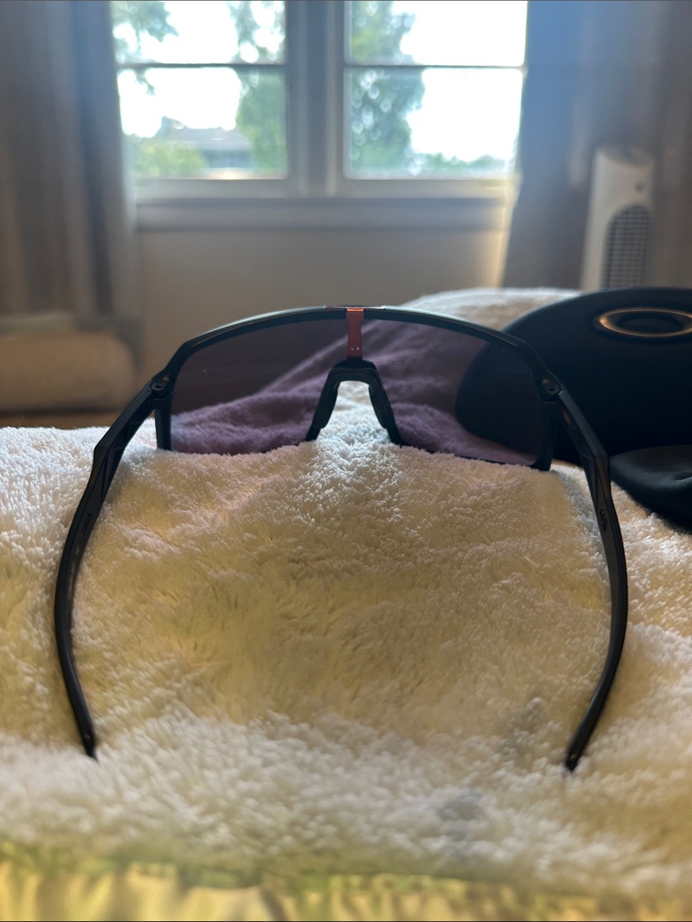 Oakley Shield Sunglasses with Pink-Red Mirrored Lens and Black Frame - Picture 5 of 8